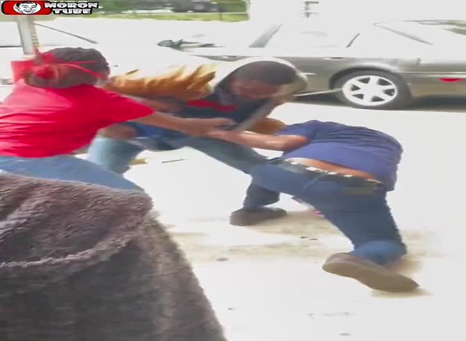 Video :Customers and staff attempt to stop a robber from escaping
